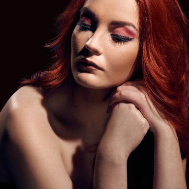 Çıplak omuzlu bir model.