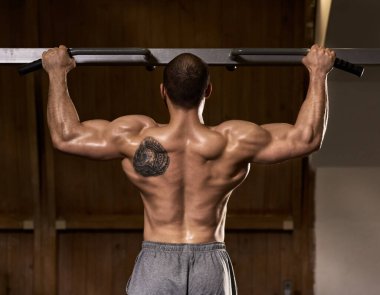 Sporcu spor salonuna giriyor.