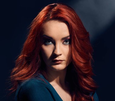 Çekici kıvırcık kadın.