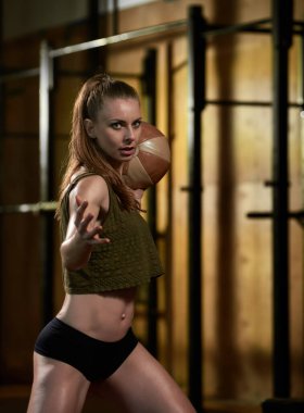 Ağırlık topuyla egzersiz.