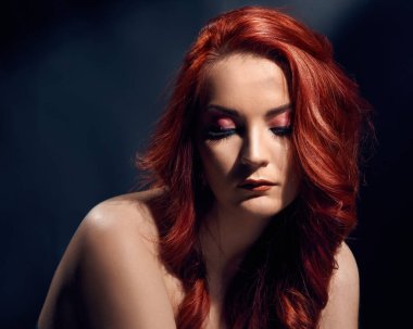 Şehvetli güzel kadın.