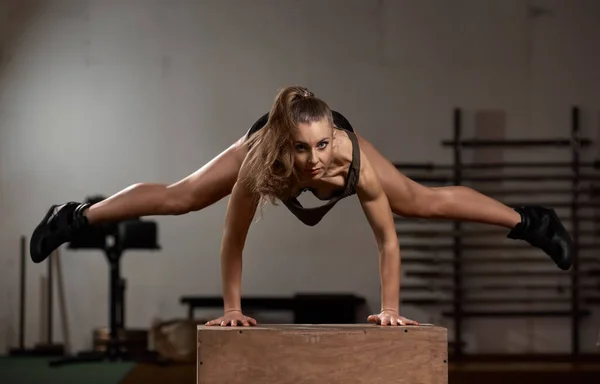 Athletic girl workout — Stock Photo, Image