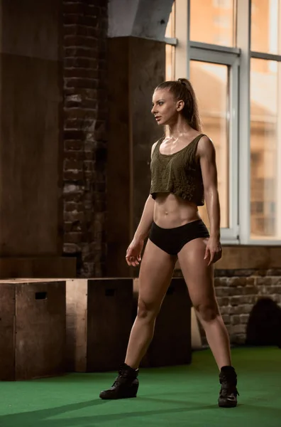 Jonge vrouwelijke bodybuilder — Stockfoto