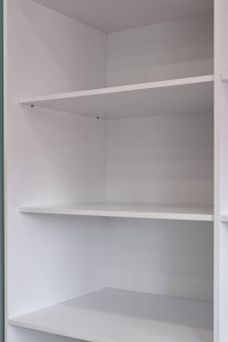 Beyaz ahşap kitaplık