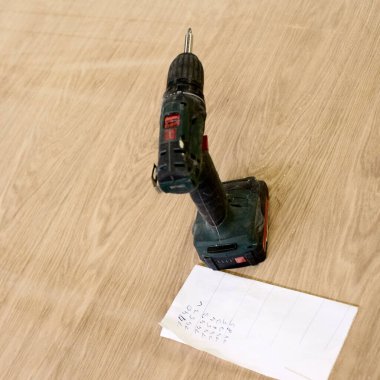 Tahta arka planda tornavida