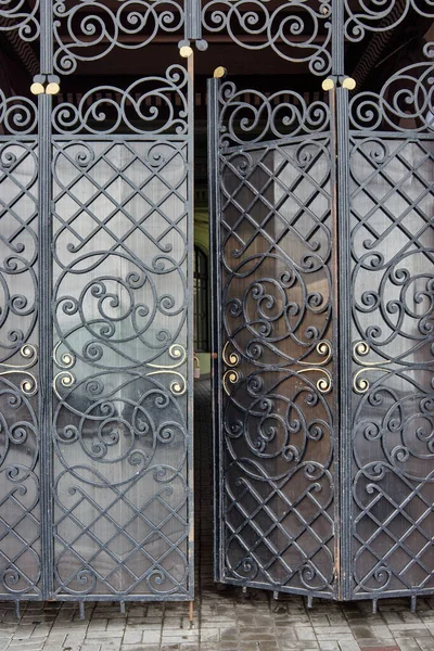 Porta do portão forjado — Fotografia de Stock