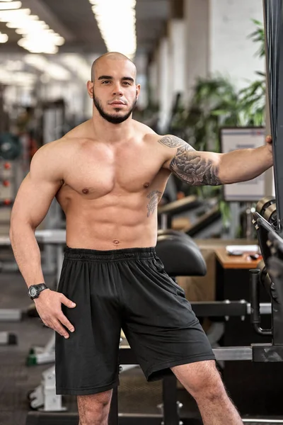 Bodybuilder posant dans la salle de gym — Photo