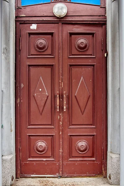 Porta de madeira marrom — Fotografia de Stock