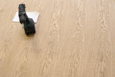 Tahta arka planda tornavida