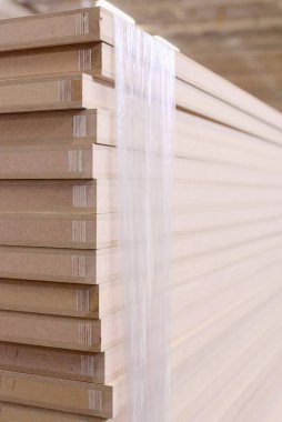 Yığılmış ahşap kapılar