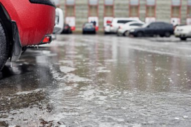 Park yerinde buzla kaplı bir araba.