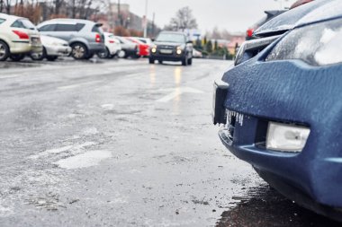 Otoparktaki donmuş yol