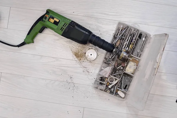 Destornillador y caja de herramientas en el suelo —  Fotos de Stock