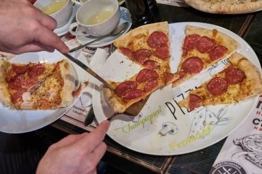 Pizza restoranında yemek