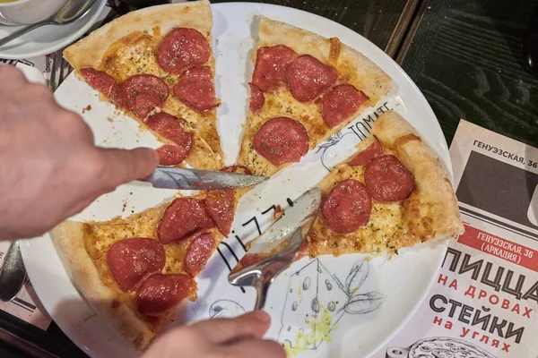 Comer pizza no restaurante — Fotografia de Stock