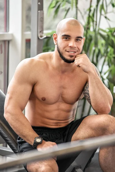 Beau portrait d'homme musclé — Photo