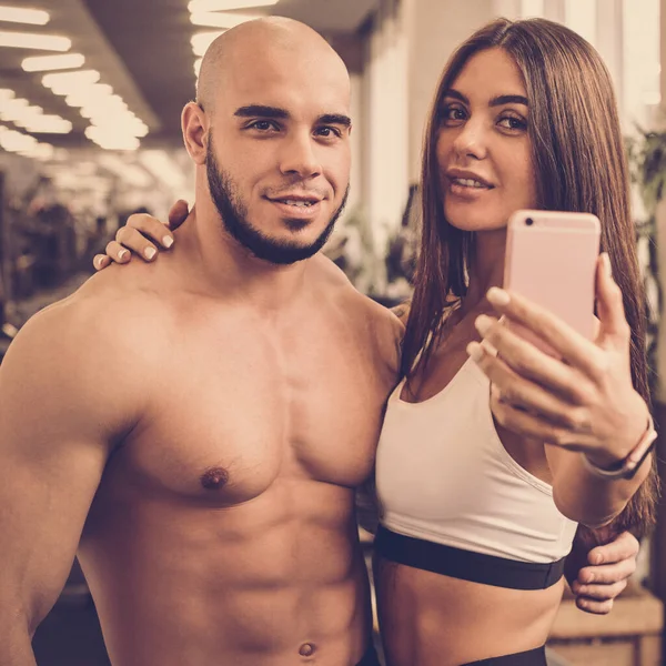 Selfie sportovního šťastného páru — Stock fotografie
