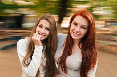 İki seksi, güzel genç mutlu kadın