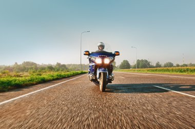 bir motosiklet bir yolda kişini