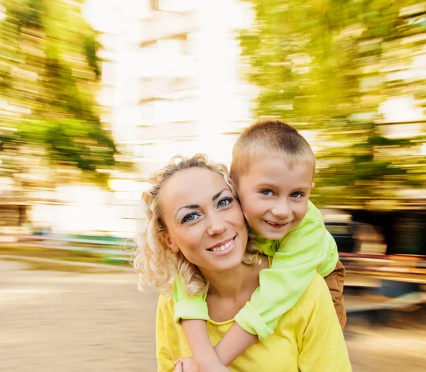 Portret familie In carrousel — Stockfoto