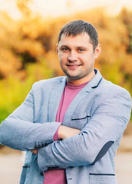 Portrait of young man in autumn park — Stock Photo, Image