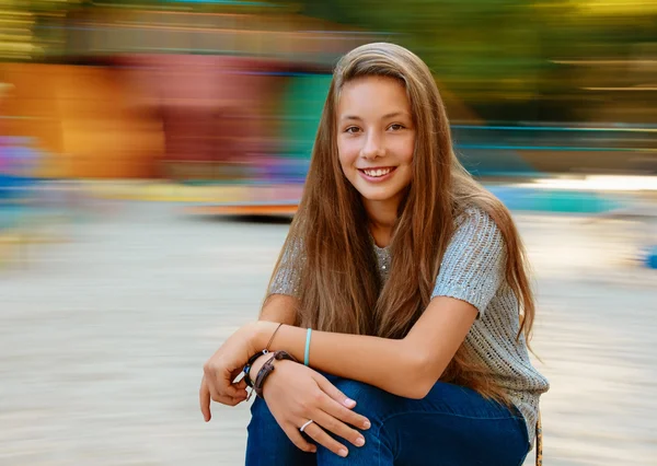 Schöne Mädchen im Herbst — Stockfoto