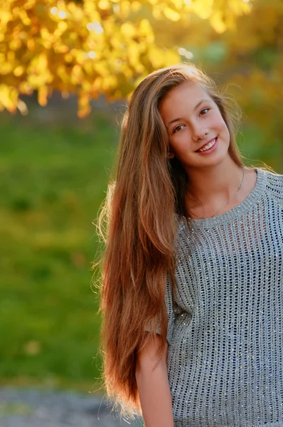 Beautiful girl in the Autumn fall — Stockfoto