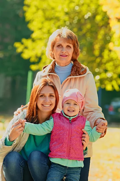 Nonna con figlia adulta e nipote — Foto Stock