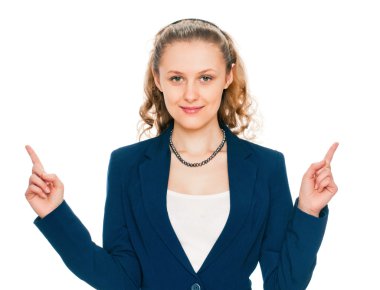 Genç bir kadın işaret ediyor.