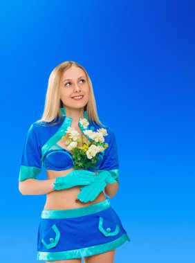 Seksi hava hostese çiçeklerle. Hostes