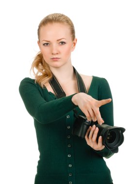 Güzel bir kadın kamerayı tutuyor ve işaret ediyor