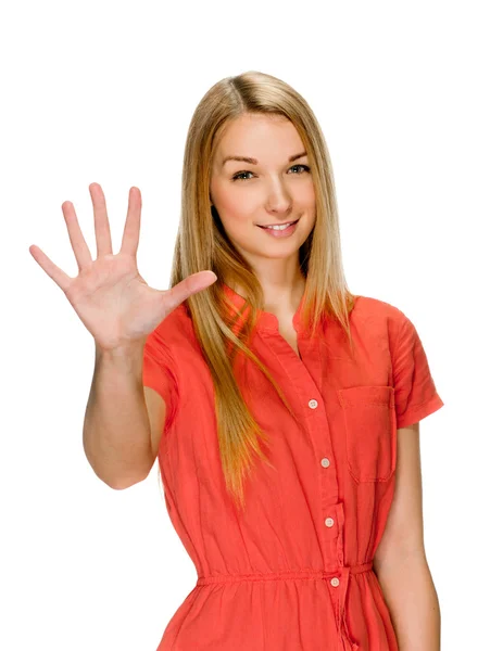 Porträt einer lächelnden Frau, die fünf Finger zeigt — Stockfoto