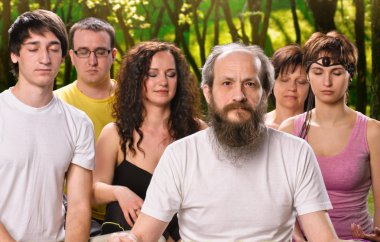 Yoga meditasyon sınıfta mutlu adam