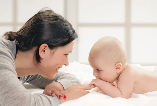 Moeder met haar baby — Stockfoto