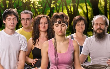 Yoga meditasyon sınıfta mutlu kadın