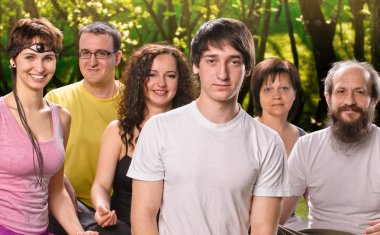 Yoga meditasyon sınıfta mutlu adam