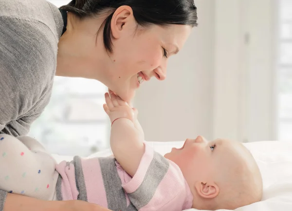 Mutter mit ihrem Baby — Stockfoto