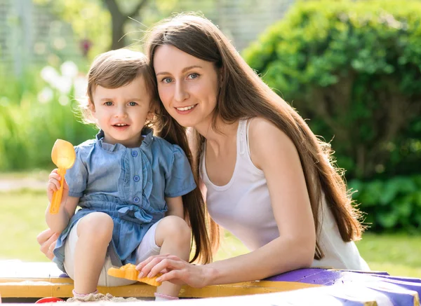 Madre feliz e hija pequeña en la naturaleza — Foto de Stock