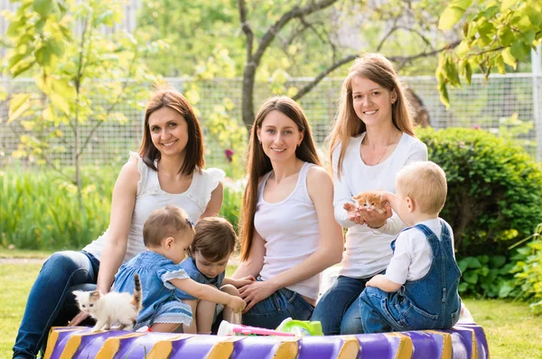 Moeders met kinderen — Stockfoto