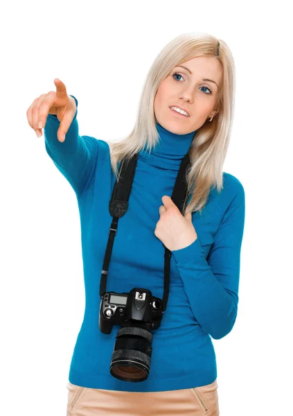 Güzel bir kadın kamerayı tutuyor ve işaret ediyor — Stok fotoğraf