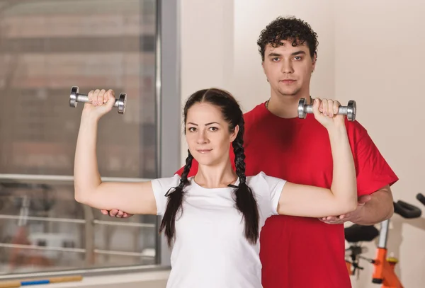 Trainer im Fitnessstudio — Stockfoto