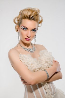 Gelin yaratıcı makyaj saç modeli