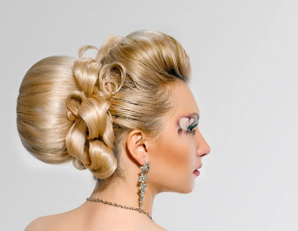Bruid met creatieve make-up en kapsel — Stockfoto