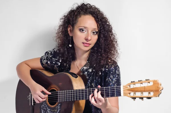 Vrouw gitarist en zanger — Stockfoto