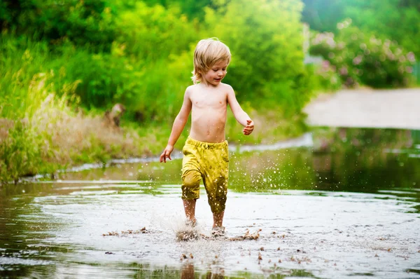 Splashing in a puddle — Stock Photo, Image