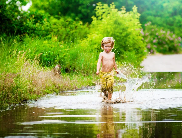 Salpicar en un charco — Foto de Stock