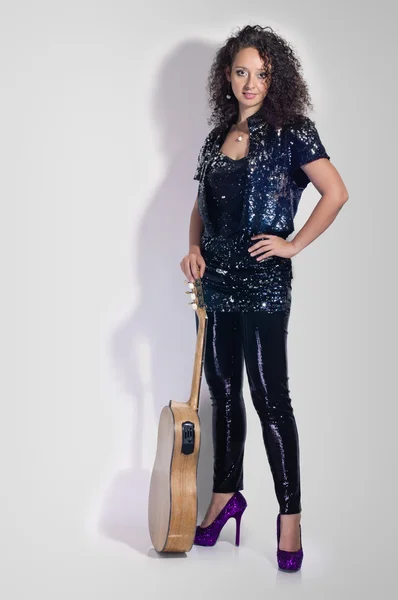 Gitar kadın oyuncu moda — Stok fotoğraf