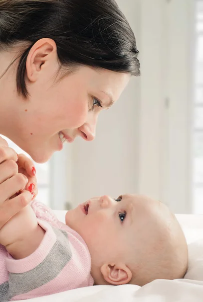 Madre con su bebé — Foto de Stock