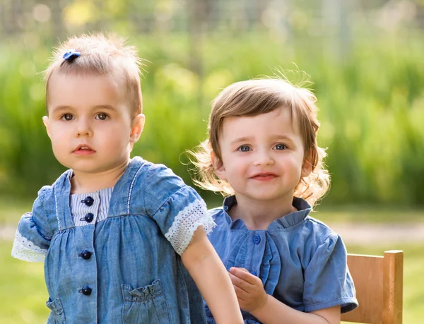 Zwei kleine Mädchen im Freien — Stockfoto