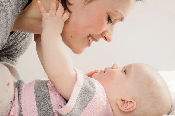 Mutter mit ihrem Baby — Stockfoto